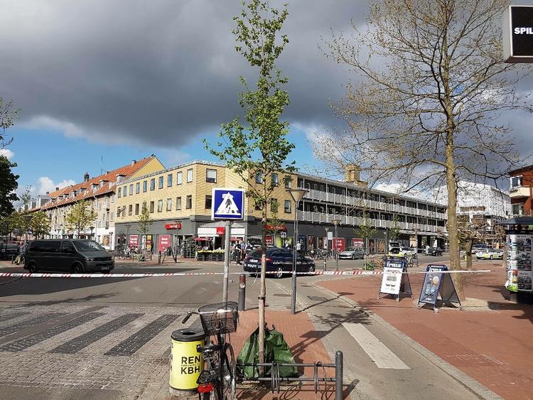 Afspærring. Politiet er massivt til stede i Sydhavnen, hvor der her til formiddag er blevet affyret flere skud. 