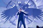 Rusland. Sergey Lazarevs sang: 'You Are The Only One' er bookmakernes favorit. Han gør det også godt. Og har oven i købet et virkelig flot sceneshow. 