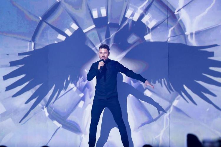 Rusland. Sergey Lazarevs sang: 'You Are The Only One' er bookmakernes favorit. Han gør det også godt. Og har oven i købet et virkelig flot sceneshow. 