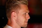 klar. Kevin Magnussen i Renaults område under sidste træning på banen i Montmelo ved Barcelona. 