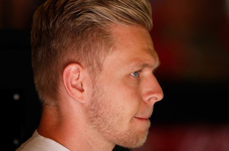 klar. Kevin Magnussen i Renaults område under sidste træning på banen i Montmelo ved Barcelona. 