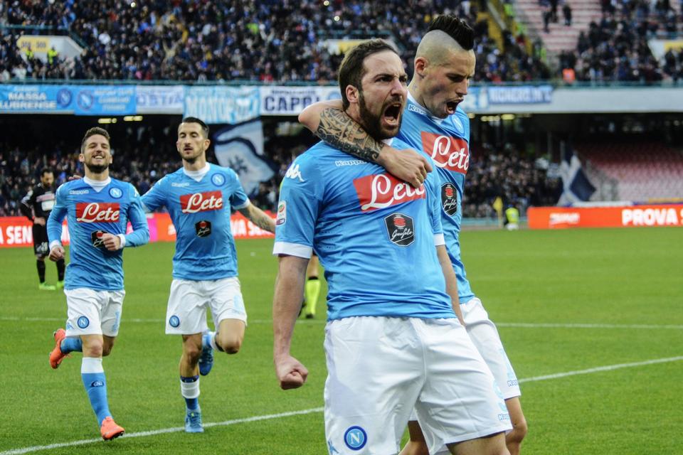 HIGUAÍN. Farlig foran mål det er Gonzalo Higuaín i hvert fald, og i denne sæson har han leveret en historisk stærk serie træffere for Napoli. 