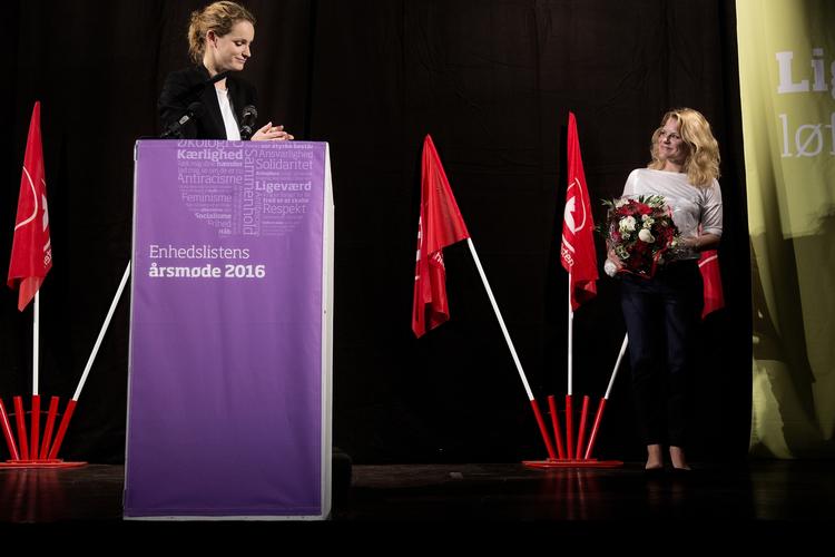 populær. Alle 444 fremmødte ved Enhedslistens årsmøde rejste sig, hujede og klappede, efter at Pernille Skipper havde hyldet sin forgænger som partiets politiske ordfører, Johanne Schmidt-Nielsen. 