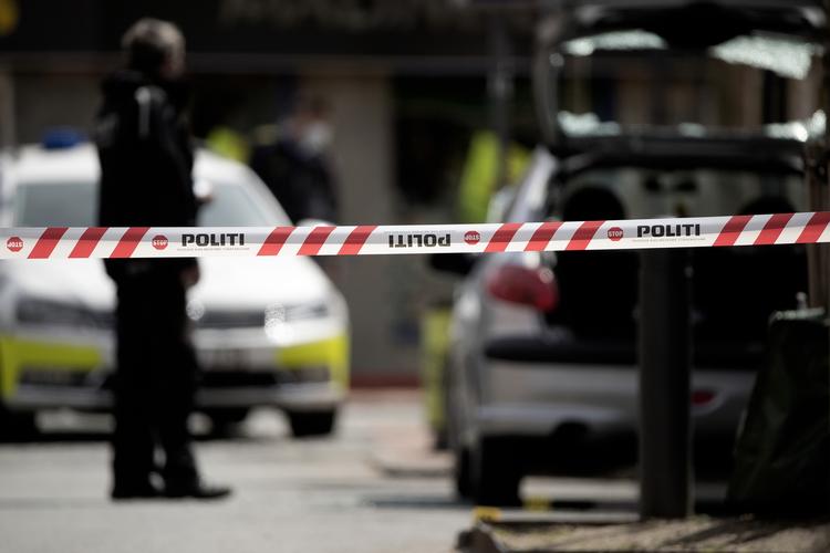 SKUD Vidner fortæller, at der blev affyret mellem 3-5 skud fra mindst to gerningsmænd, som sårede en 34årig mand, som nu meldes uden for livsfare. 