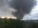 ILDEBRAND. Stor røgsky driver fra ildebranden på Gammel Køge Landevej ind over Københavns Sydhavn. Brandvæsenet kan endnu ikke vurdere, om røgen er farlig, oplyser Københavns Politi. 