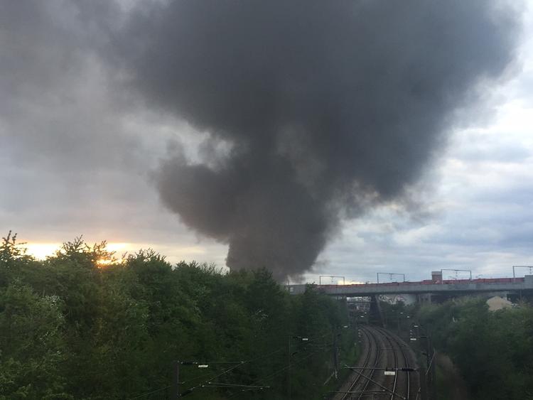 ILDEBRAND. Stor røgsky driver fra ildebranden på Gammel Køge Landevej ind over Københavns Sydhavn. Brandvæsenet kan endnu ikke vurdere, om røgen er farlig, oplyser Københavns Politi. 