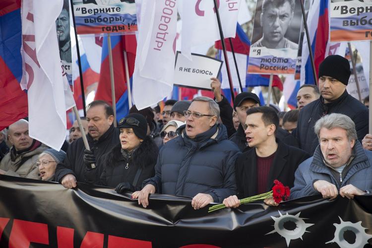Mens de endnu var venner. Mikhail Kasjanov (i midten med briller) og Ilja Jasjin til demonstration i Moskva på årsdagen for mordet på Boris Nemtsov. 