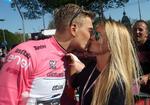 Etapevinder. Sprinteren Marcel Kittel siger farvel og tak i dette års Giro d'Italia efter to sejre. Her ses han med hustruen, da han var iført førertrøjen i løbet. 