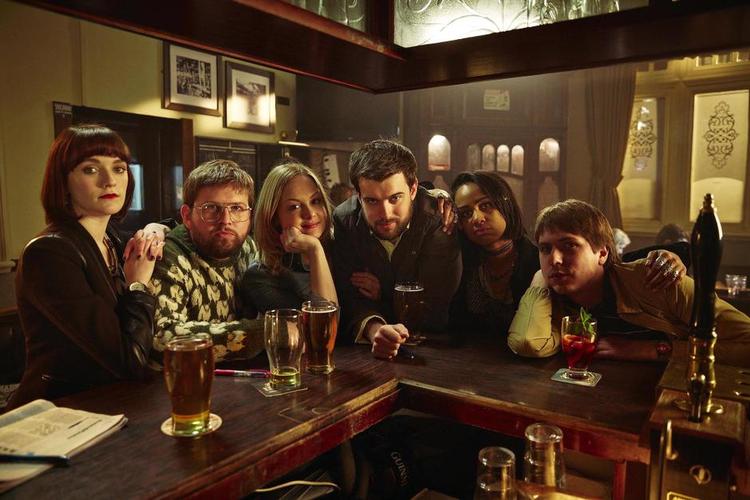 samboer. Der er seks hovedpersoner i 'Fresh Meat', tre kvinder, tre mænd, der bor sammen. Her på felttur på pubben. 