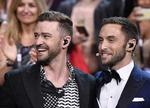 Utraditionelt. Som den første ikke-deltager nogensinde optrådte den amerikanske postjerne Justin Timberlake (t.v.) ved dette års Eurovision. Her ses han med en af de to svenske værter, Måns Zelmerlöw, der vandt konkurrencen sidste år. 