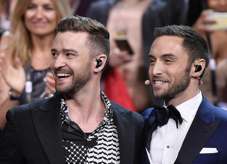 Utraditionelt. Som den første ikke-deltager nogensinde optrådte den amerikanske postjerne Justin Timberlake (t.v.) ved dette års Eurovision. Her ses han med en af de to svenske værter, Måns Zelmerlöw, der vandt konkurrencen sidste år. 