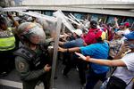 Opløsning. Nationalgarden blokerer vejen for demonstranter fra oppositionen, der onsdag gik på gaden og krævede, at Venezuels valgråd skal fremskynde processen med at tjekke, om 1,85 mio. underskrifter for præsidentens afgang er ægte. 
