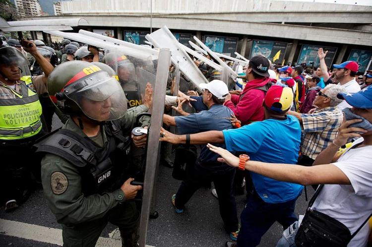 Opløsning. Nationalgarden blokerer vejen for demonstranter fra oppositionen, der onsdag gik på gaden og krævede, at Venezuels valgråd skal fremskynde processen med at tjekke, om 1,85 mio. underskrifter for præsidentens afgang er ægte. 
