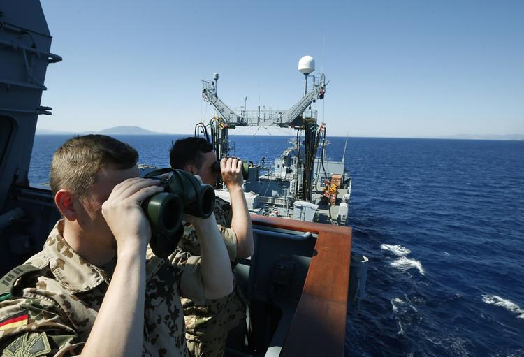 Overvågning. Tyske flådeofficerer spejder ud over Det Ægæiske Hav fra krigsskibet FGS Bonn, som er flagskib for Nato's operation i farvandet mellem Grækenland og Tyrkiet. Nu ønsker Italien, at forsvarsalliancen skal lave samme type indsats i det centrale Middelhav. 