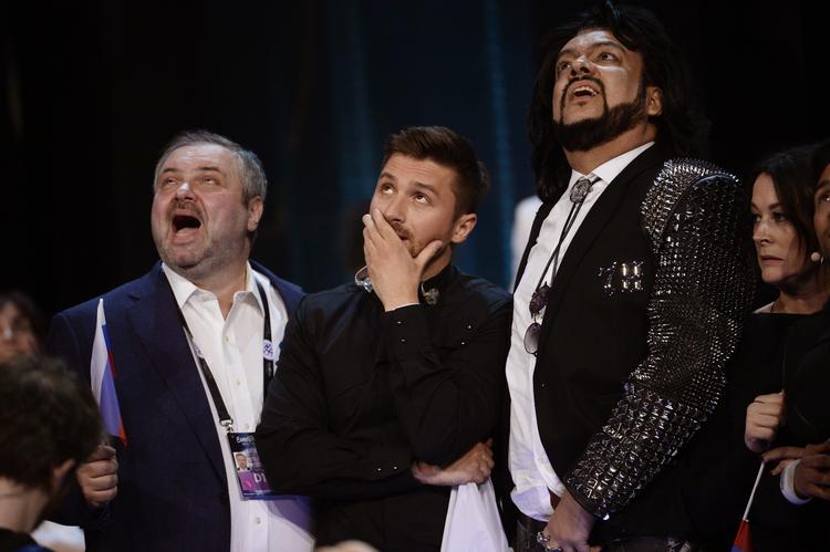 Sergej Lasarev (i midten) og hans team kigger bekymret på resultattavlen ved Eurovisions-finalen i Stockholm. 