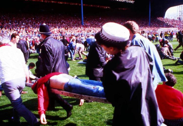 tragedie. Der var kaos på græstæppet for 27 år siden, da 96 blev dræbt i katastrofen på Hillsborough stadion. Arkivfoto: AP 