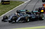Rivaler. Rosberg overhaler indenom i 1. sving, men kort tid efter støder han sammen med Hamilton. 