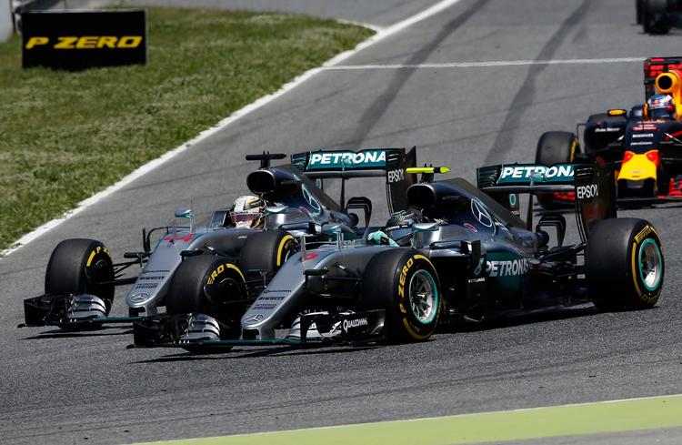 Rivaler. Rosberg overhaler indenom i 1. sving, men kort tid efter støder han sammen med Hamilton. 