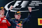 vindertype. Kimi Räikkönen klapper, da Max Verstappen kommer på podiet. 