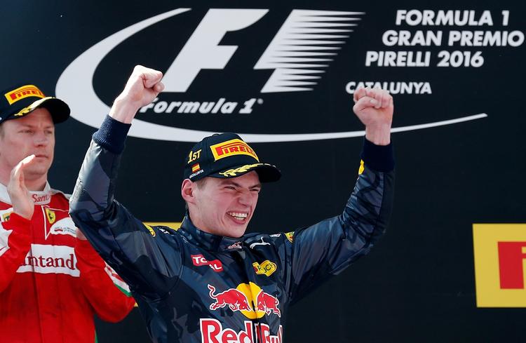 vindertype. Kimi Räikkönen klapper, da Max Verstappen kommer på podiet. 