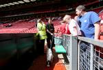 EVAKUERET. Bombehundene blev sendt ind, da tilskuerne var sendt ud fra tribunerne på Old Trafford. 