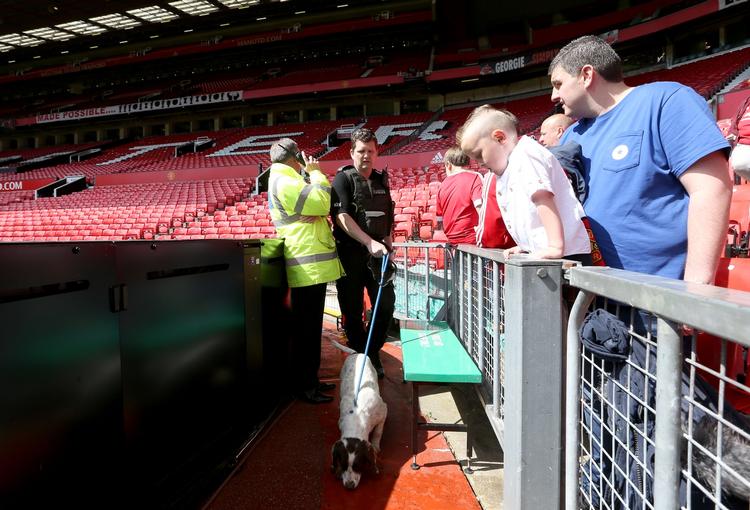 EVAKUERET. Bombehundene blev sendt ind, da tilskuerne var sendt ud fra tribunerne på Old Trafford. 