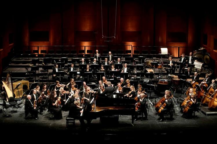 Spinkelt. Det var et begrænset udvalg af Kapellets musikere, der samlede sig om pianisten Pascal Rogé i Ravels klaverkoncert. 