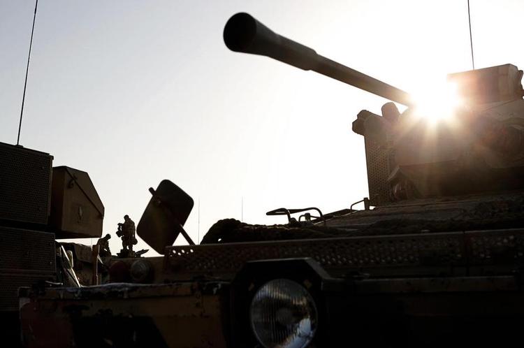 erstatning. Tre irakere hævder, at de blev udsat for tortur af danske soldater i Irak i 2004 og 2006 og kræver nu erstatning fra staten. Fotoet er fra den danske Camp Eden i Irak i 2004. 