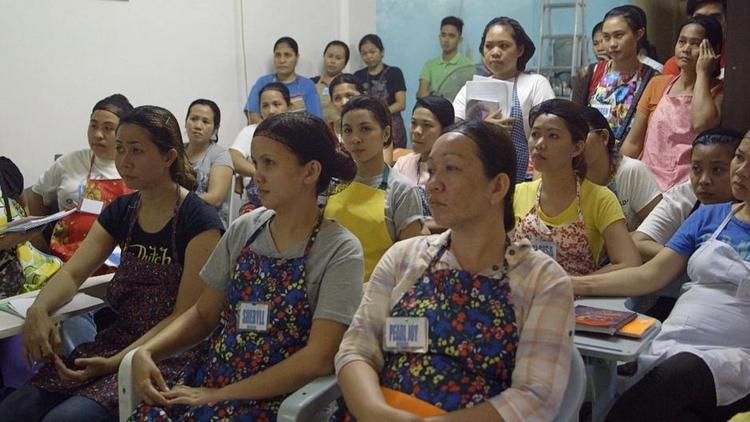 Slavekursus. I det fattige Manila undervises kvinder i at blive lydige tjenestepiger i Mellemøsten. 