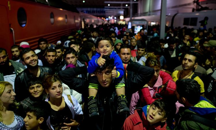 TILSTRØMNING. Migranter og flygtninge er netop ankommet til banegården i München. Nu kommer regningen for velkomstpolitikken, afslører det tyske finansministerium. 