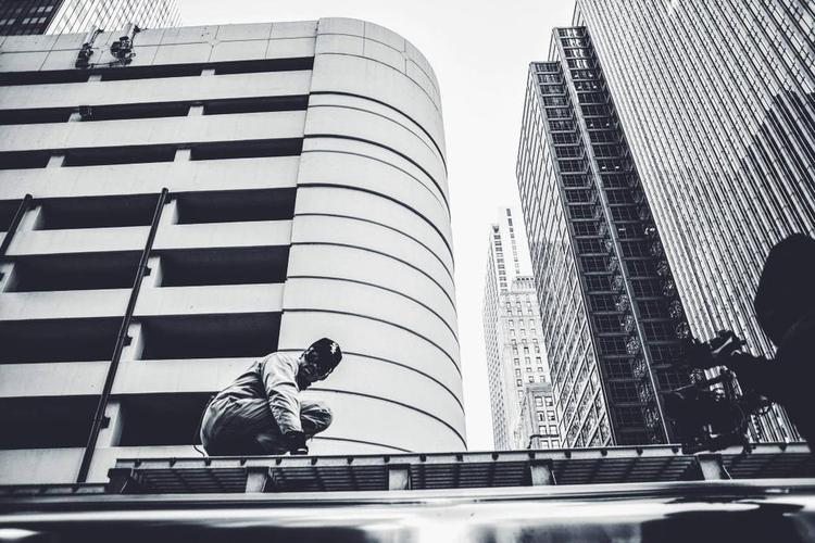 Loop. I videoen til sangen 'Angels' sidder Chance the Rapper som en superhelt på det tog, der laver et loop i hjembyen Chicagos arkitektoniske centrum. 