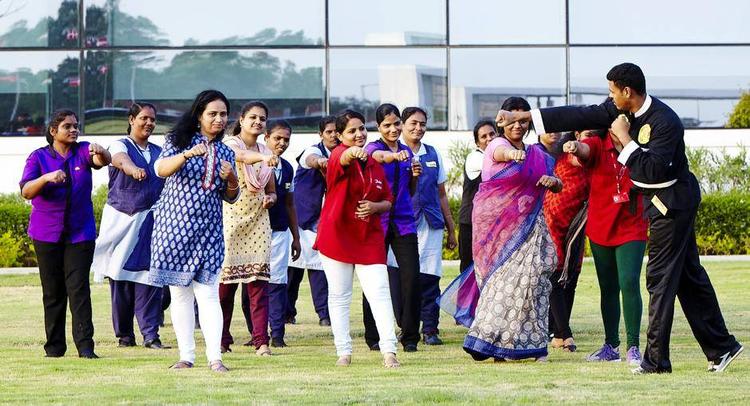 Selvforsvar. Indiske kvinder er ofte udsat for overfald. På Danfoss’ fabrik lærer de at forsvare sig. Foto: Stine Heilmann 