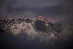 Mytisk. Omkring 600 klatrere bruger måneder i Himalya hvert år på at nå toppen af Mount Everest. I år forventes det halve. 