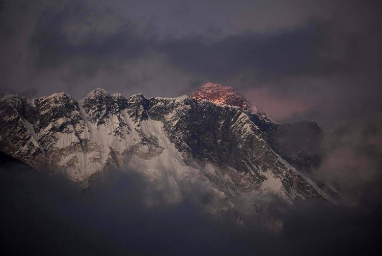 Mytisk. Omkring 600 klatrere bruger måneder i Himalya hvert år på at nå toppen af Mount Everest. I år forventes det halve. 