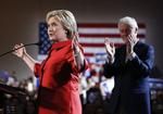 ØKONOMI. Hillary Clinton vil sætte sin mand, den tidligere præsident Bill Clinton, til at sørge for at få skabt flere jobs, hvis hun vinder præsidentvalget. 