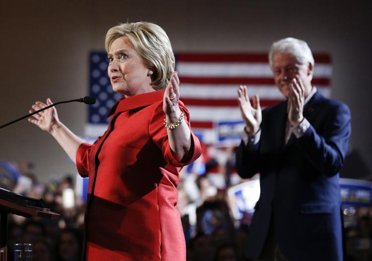 ØKONOMI. Hillary Clinton vil sætte sin mand, den tidligere præsident Bill Clinton, til at sørge for at få skabt flere jobs, hvis hun vinder præsidentvalget. 
