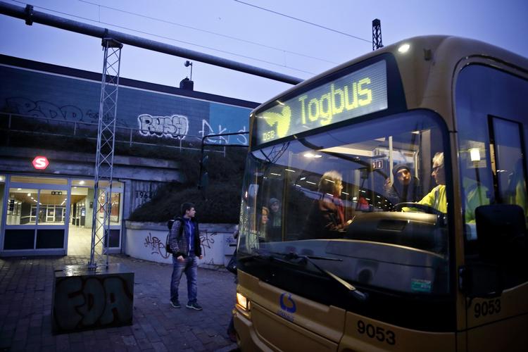 Transport. Togene skulle have kørt normalt fra klokken 15, men nu må passagererne i stedet tage togbusser. Arkivfoto. 