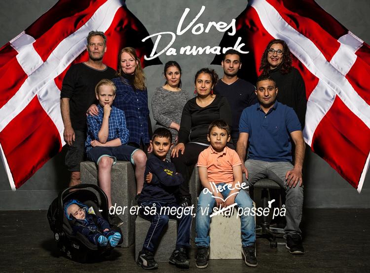 Mangfoldigt. Jens Peter Engedal (yderst tv.) og hans kone Birgit Bjerre fik sammen med taxichaufføren Hamid ideen til en modkampagne til Dansk Folkepartis annoncer, da de kørte i taxi med Hamid. 