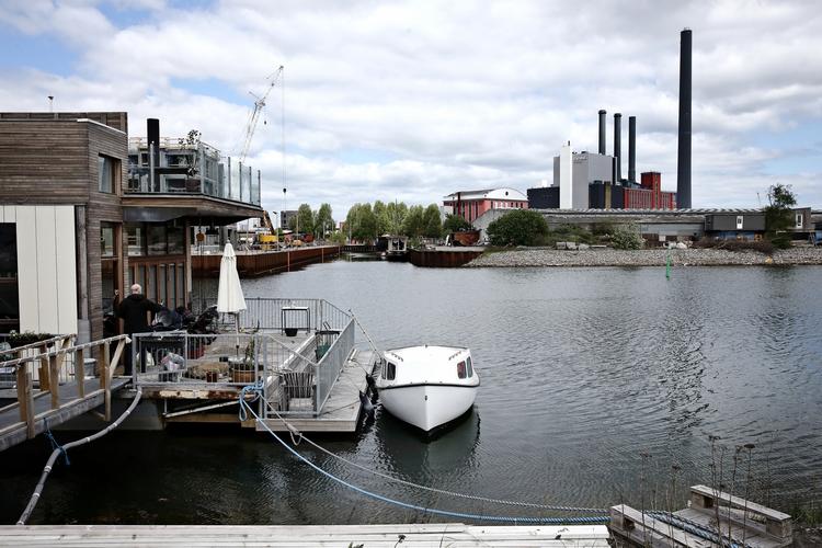 FREDERIKSHOLMSLØBET. Det brede stykke vand i Københavns sydhavn har alle muligheder for at blive et mekka for sejlerfolket. Men nu risikerer adgangen at blive spærret af en uoplukkelig bro. 