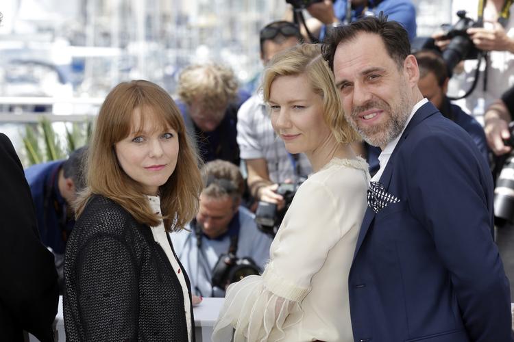 Cannes. Tyske Maren Ade poserer foran fotograferne sammen med skuespillerne Sandra Huller og Thomas Loibl. 