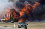 Skovbrand. Den nuværende skovbrand forventes at vare et par uger. Fotoet er fra skovbrand i området omkring Fort McMurray i begyndelsen af maj. 