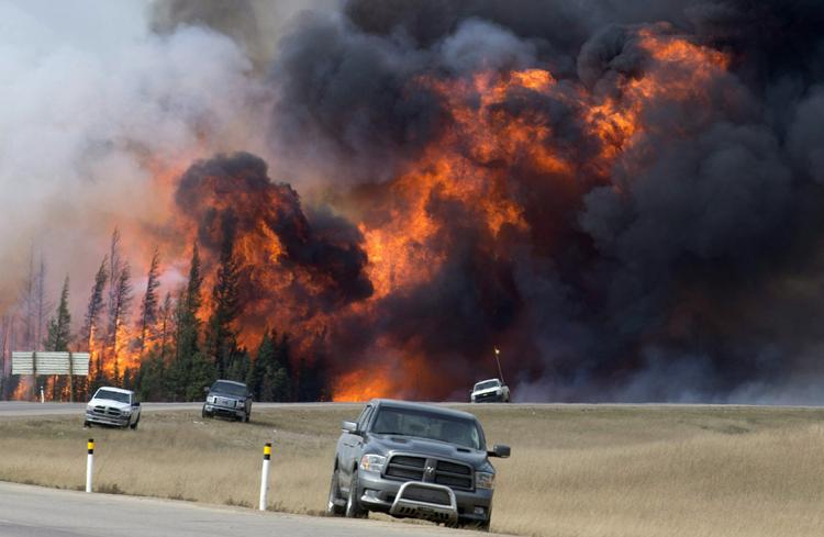 Skovbrand. Den nuværende skovbrand forventes at vare et par uger. Fotoet er fra skovbrand i området omkring Fort McMurray i begyndelsen af maj. 