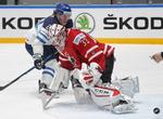 Duel. Finske Patrik Laine i blåt kunne forlade isen med en sejr efter kampen mod målmand Cam Talbot og resten af det canadiske landshold. 
