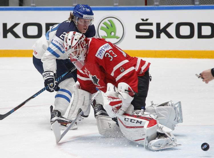 Duel. Finske Patrik Laine i blåt kunne forlade isen med en sejr efter kampen mod målmand Cam Talbot og resten af det canadiske landshold. 