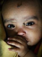 effektfuldt. Før Indien i 2005 besluttede at betale kvinder for at føde på et hospital eller en klinik, fødte 70 procent derhjemme. Få år efter fødte 80  procent på hospitalet eller klinikken. 
