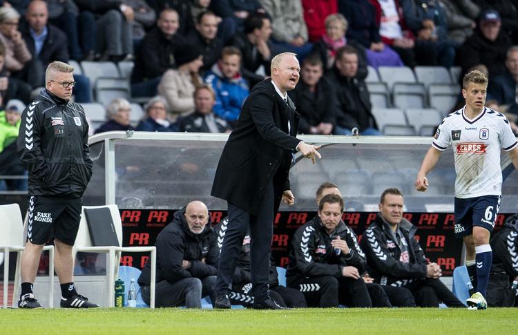 kom nu. Glen Riddersholm opildner sine AGF-spillere på vejen mod 2-0-sejren over AaB tirsdag aften. Foto: René Schütze/Polfoto 