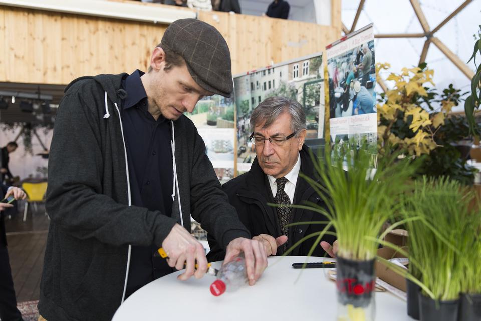 Visioner for bæredygtige fremtider var en vigtig streng i Dome of Visions profil, og som nyudnævnt miljø- og klimakomissær for EU besøgte Karmenu Vella (GR) Dome of Visions under European Green Capitol ved Sharing Copenhagen. Her med TagTomat. 