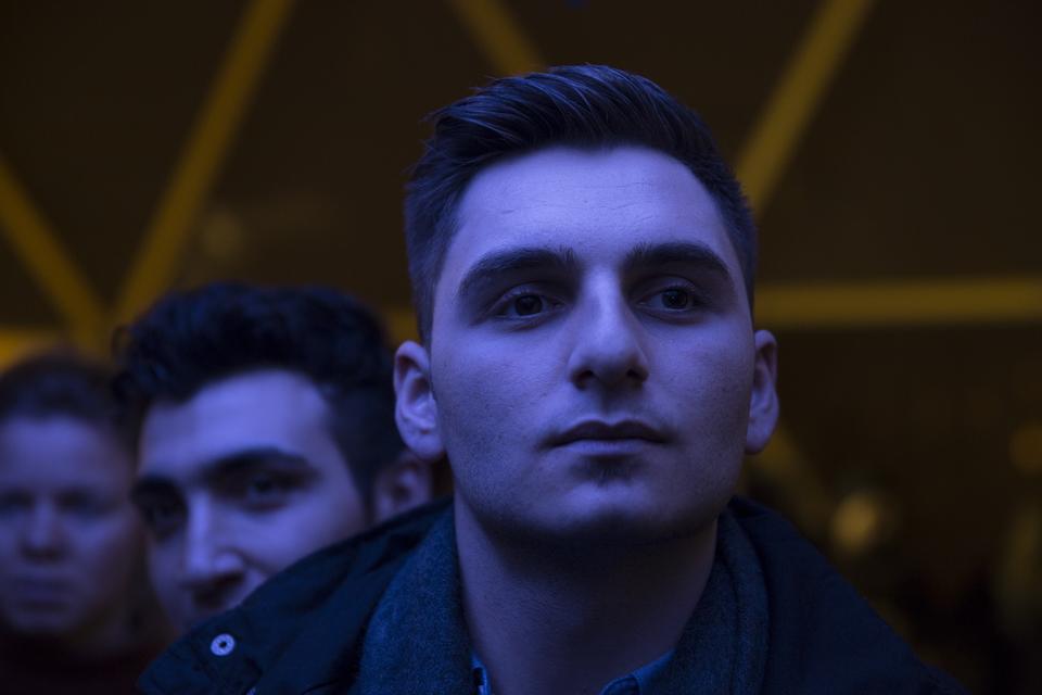 Dome of Visions blev i december til et mødested for etablerede danskere og nytilkomne, der var flygtet fra borgerkrig i Syrien. Gennem musik, madlavning og foredrag blev der sat fokus på, hvad flygtede syrere havde med sig i bagagen – og hvad vi kunne lære af dem. Overskuddet fra salg af mad og drikkevarer støttede de flygtninge, som tilbragte vinteren i teltlejren i Thisted. 