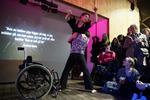 Kan handicap og moderne kunst forenes? Og kan kunstens udtryksformer overskride handicappets begrænsninger? Ja, mente arrangørerne bag arrangementet Kunstneriske Blikke på et Liv med Handicap, der en torsdag i februar inviterede til fernisering, suppe og musik i Dome of Visions.Arrangementet Kunstneriske Blikke på et liv med handicap skulle nedbryde grænser og skabe dialog gennem menneskelige møder og med kunsten som formidling. 
