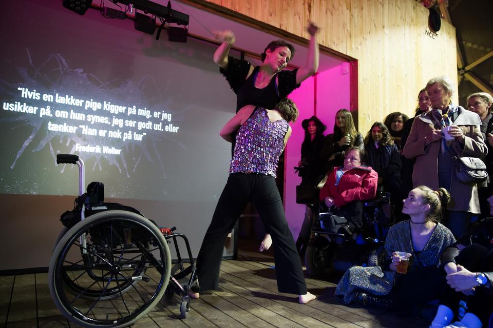 Kan handicap og moderne kunst forenes? Og kan kunstens udtryksformer overskride handicappets begrænsninger? Ja, mente arrangørerne bag arrangementet Kunstneriske Blikke på et Liv med Handicap, der en torsdag i februar inviterede til fernisering, suppe og musik i Dome of Visions.Arrangementet Kunstneriske Blikke på et liv med handicap skulle nedbryde grænser og skabe dialog gennem menneskelige møder og med kunsten som formidling. 
